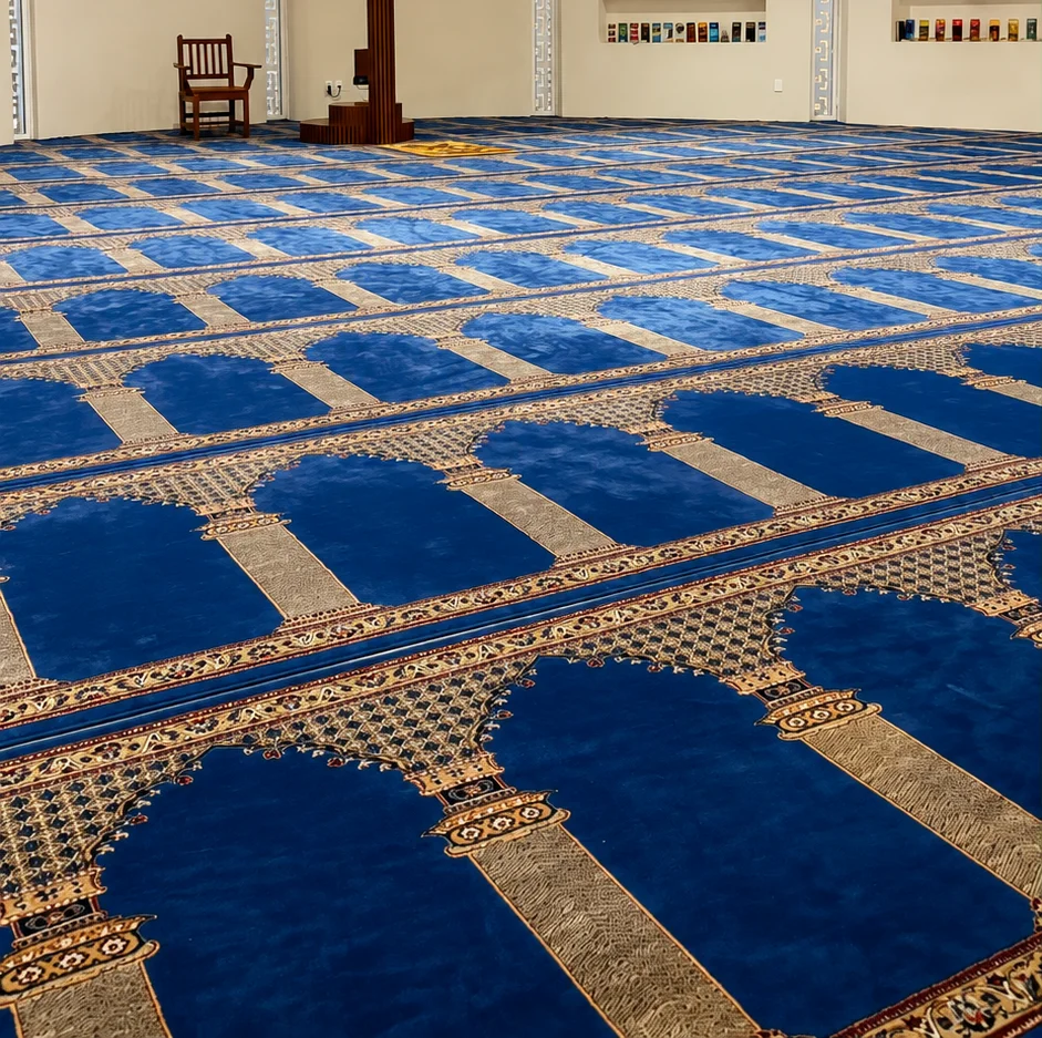 Tapetes de oración alineados en fila dentro de una mezquita